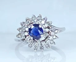 Bague en or blanc 18 carats, saphir et diamants