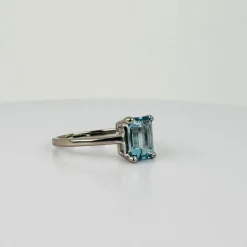 Bague en or blanc 18 carats avec aigue-marine taille émeraude