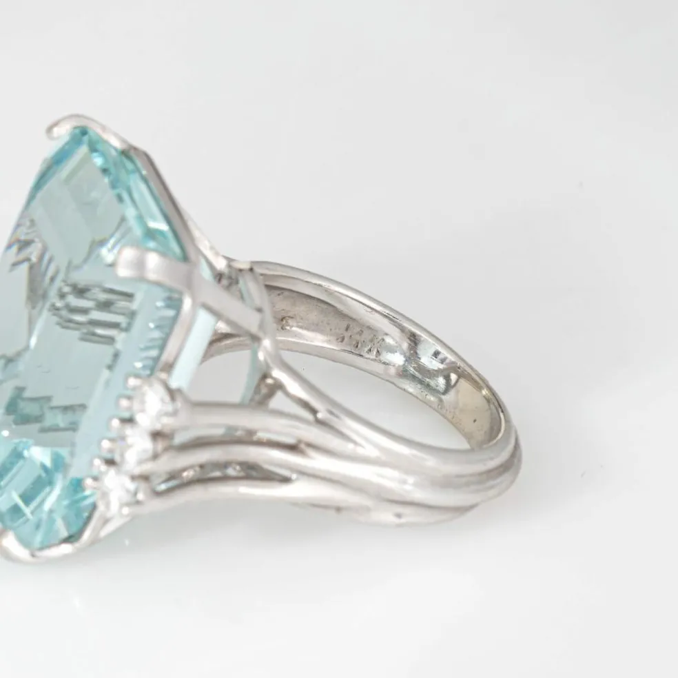 Bague en or blanc 27 carats avec aigue-marine