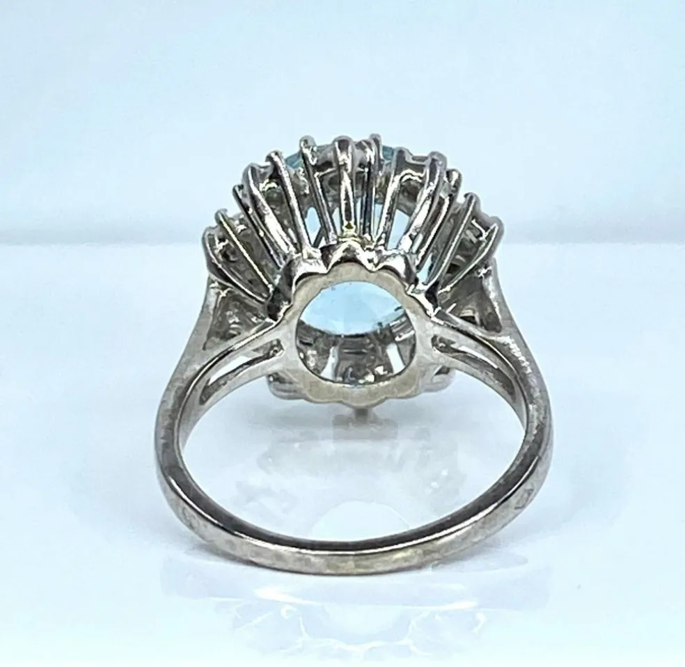 Bague en or blanc 18 carats, aigue marine et diamants