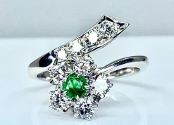Bague en or blanc 18 carats en émeraude et diamants