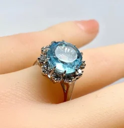 Bague en or blanc 18 carats, aigue marine et diamants