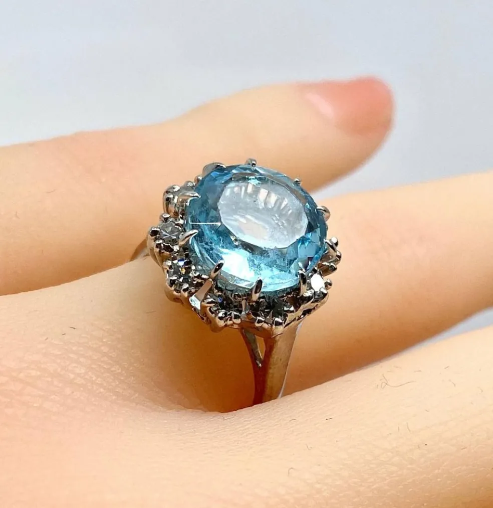 Bague en or blanc 18 carats, aigue marine et diamants