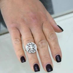 Bague en or blanc 18 carats avec ajourage spécial et diamants