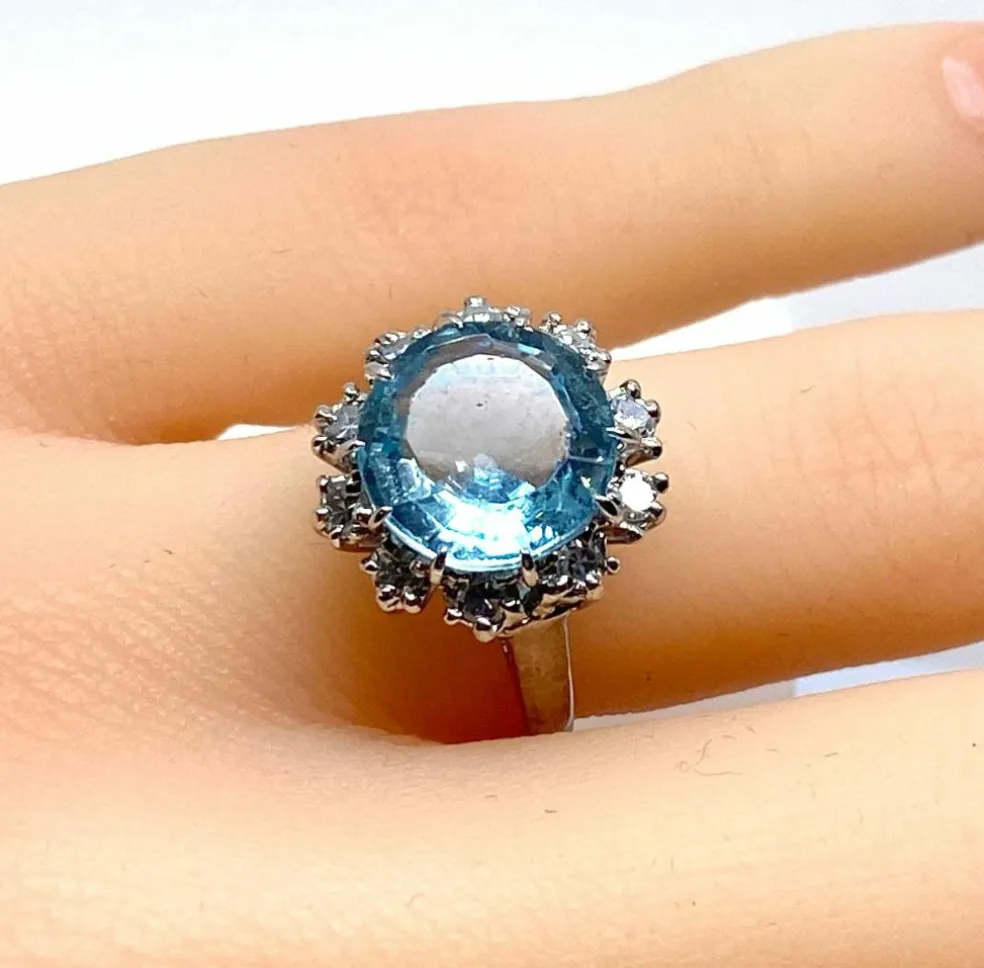 Bague en or blanc 18 carats, aigue marine et diamants