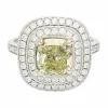Bague en or blanc à entourage, centre diamant jaune 2,01 carats.