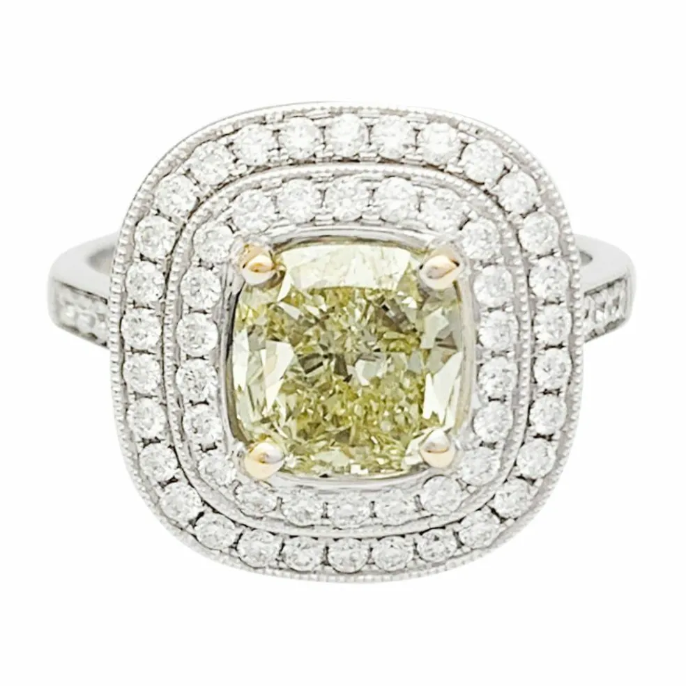 Bague en or blanc à entourage, centre diamant jaune 2,01 carats.