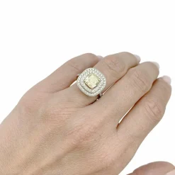 Bague en or blanc à entourage, centre diamant jaune 2,01 carats.
