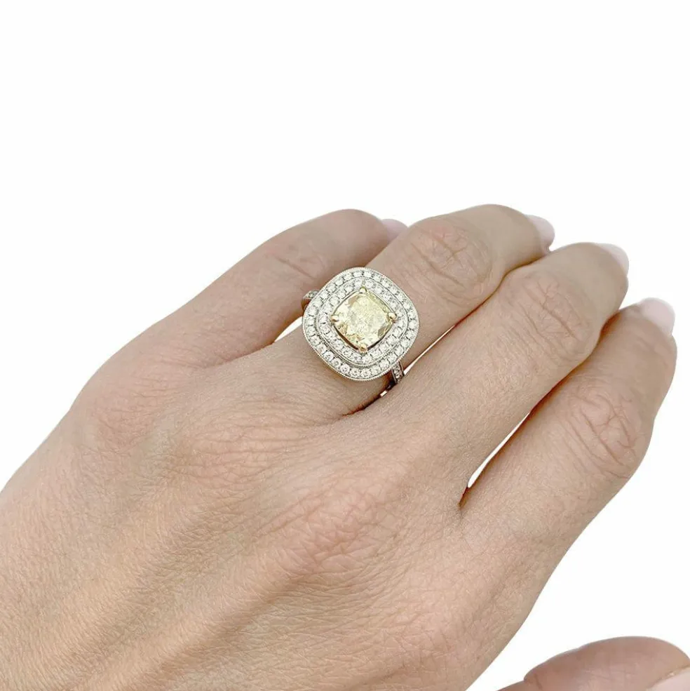 Bague en or blanc à entourage, centre diamant jaune 2,01 carats.