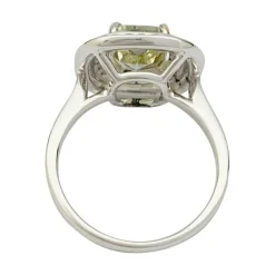 Bague en or blanc à entourage, centre diamant jaune 2,01 carats.