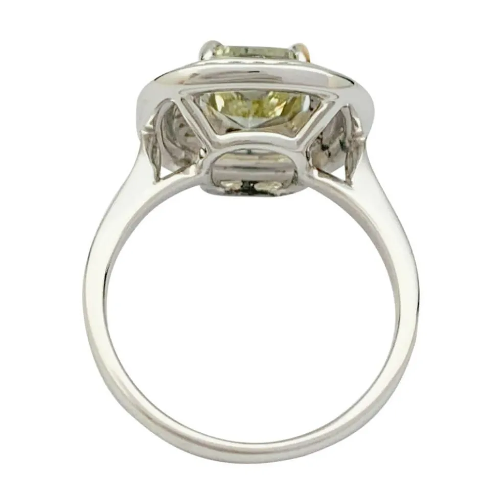 Bague en or blanc à entourage, centre diamant jaune 2,01 carats.