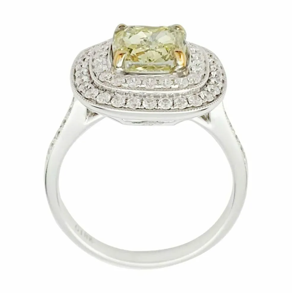 Bague en or blanc à entourage, centre diamant jaune 2,01 carats.