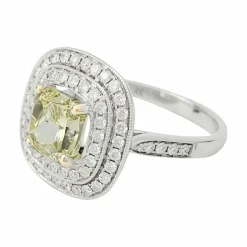 Bague en or blanc à entourage, centre diamant jaune 2,01 carats.