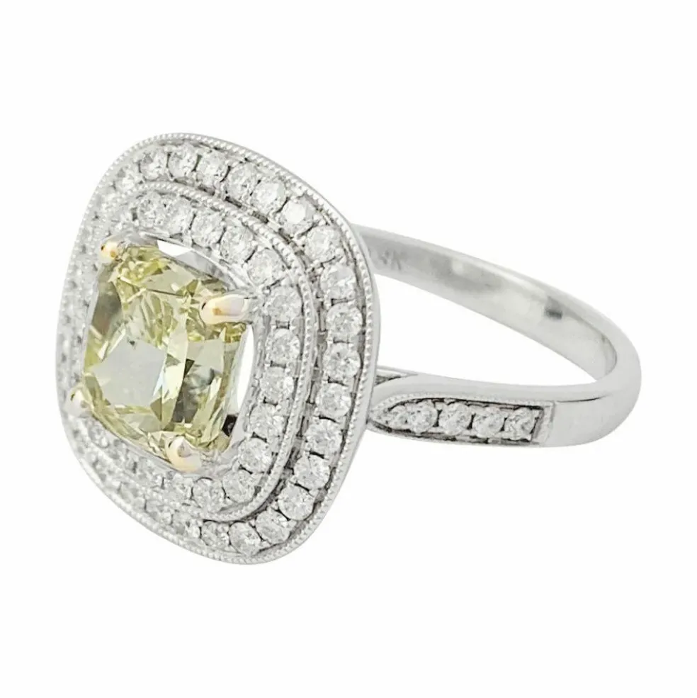 Bague en or blanc à entourage, centre diamant jaune 2,01 carats.