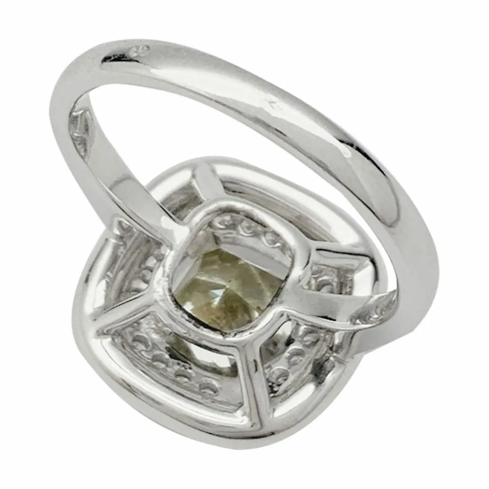 Bague en or blanc à entourage, centre diamant jaune 2,01 carats.