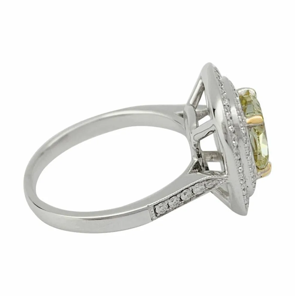 Bague en or blanc à entourage, centre diamant jaune 2,01 carats.