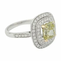 Bague en or blanc à entourage, centre diamant jaune 2,01 carats.