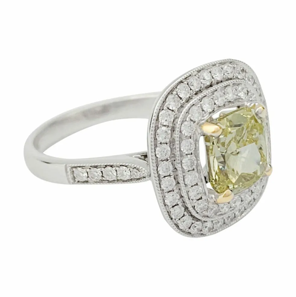 Bague en or blanc à entourage, centre diamant jaune 2,01 carats.