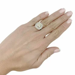 Bague en or blanc à entourage, centre diamant jaune 2,01 carats.