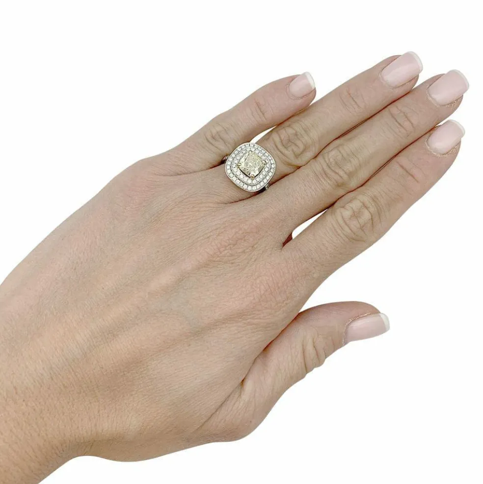 Bague en or blanc à entourage, centre diamant jaune 2,01 carats.