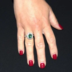 BAGUE EN OR BLANC 18 KT - ÉMERAUDE 2,80 ct - DIAMANTS
