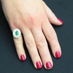 BAGUE en OR BLANC 18 KT - ÉMERAUDE et DIAMANTS ''ART DÉCO''