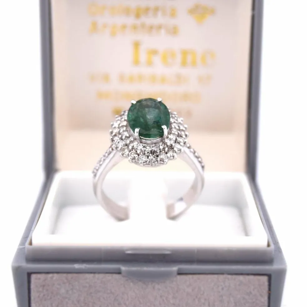BAGUE EN OR BLANC 18 KT - ÉMERAUDE 2,80 ct - DIAMANTS