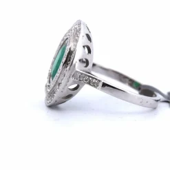 BAGUE en OR BLANC 18 KT - ÉMERAUDE et DIAMANTS ''ART DÉCO''
