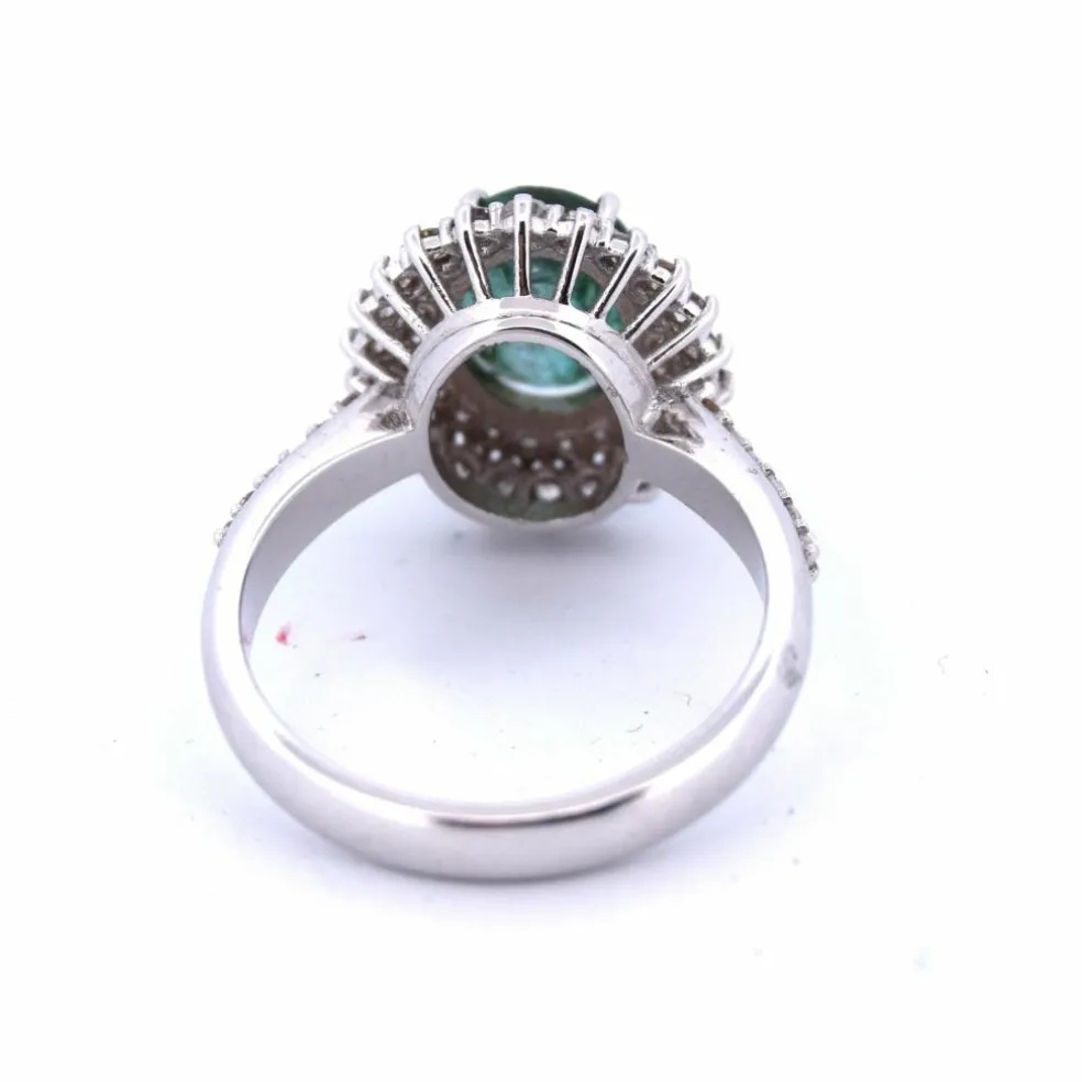 BAGUE EN OR BLANC 18 KT - ÉMERAUDE 2,80 ct - DIAMANTS