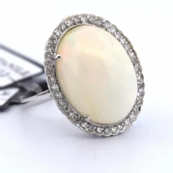 BAGUE EN OR BLANC 18 KT - OPALE NATURELLE ET DIAMANTS