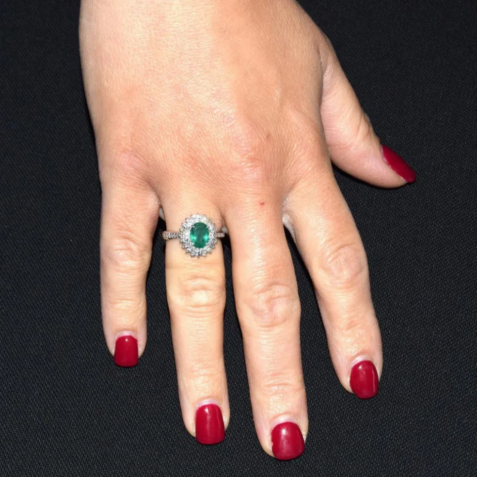 BAGUE EN OR BLANC 18 KT avec émeraude de 1,80 ct et diamants