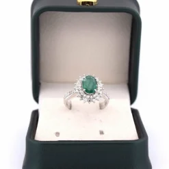 BAGUE EN OR BLANC 18 KT avec émeraude de 1,80 ct et diamants