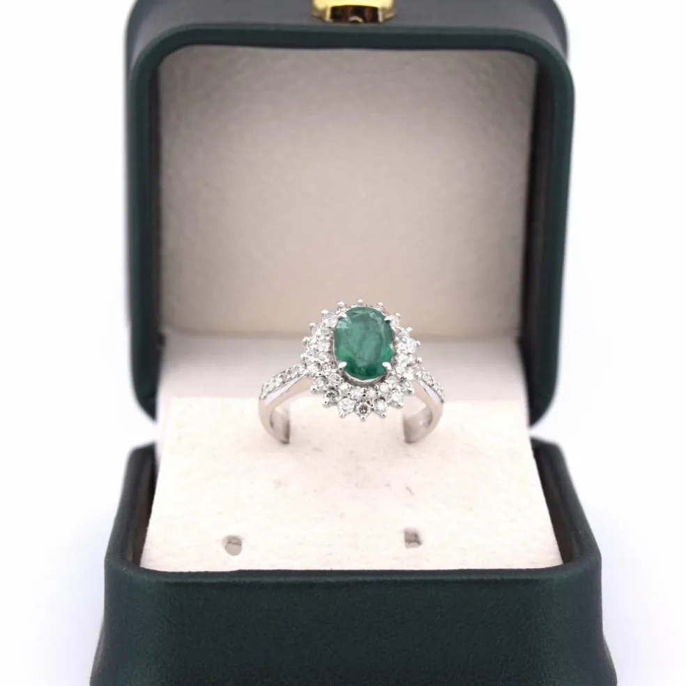 BAGUE EN OR BLANC 18 KT avec émeraude de 1,80 ct et diamants
