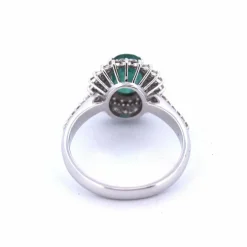 BAGUE EN OR BLANC 18 KT avec émeraude de 1,80 ct et diamants
