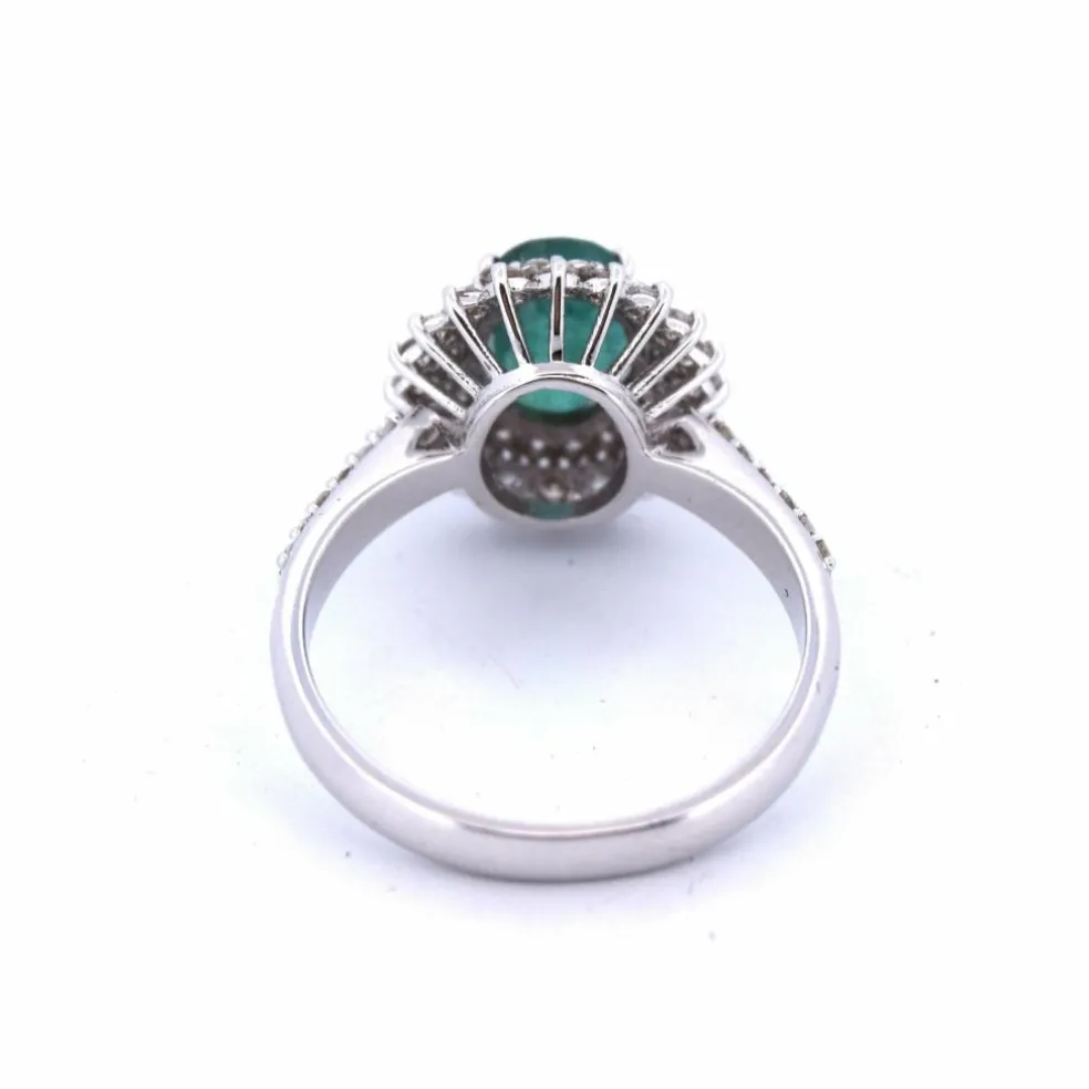 BAGUE EN OR BLANC 18 KT avec émeraude de 1,80 ct et diamants