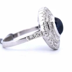 BAGUE EN OR BLANC - SAPHIR CABOCHON et DIAMANTS