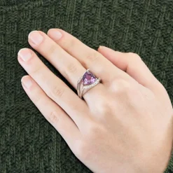 Bague en or blanc, améthyste et diamants