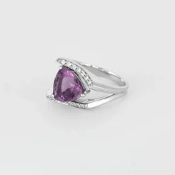 Bague en or blanc, améthyste et diamants