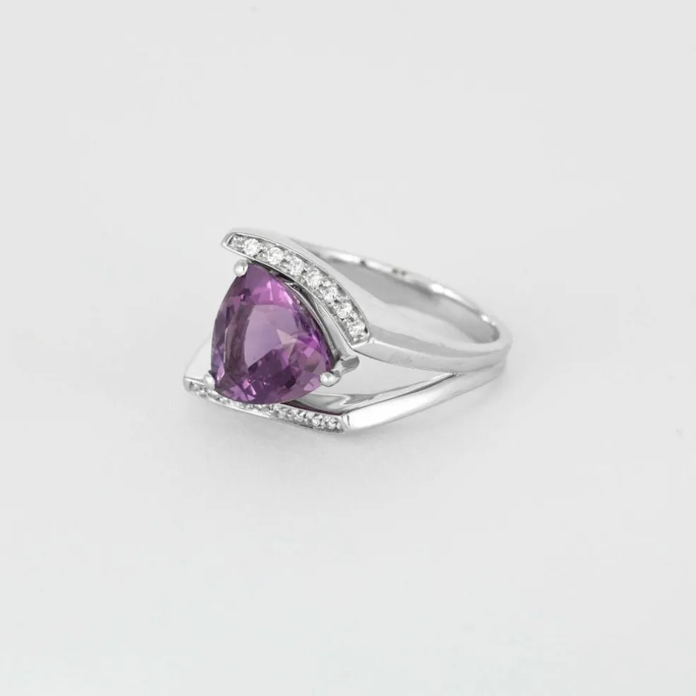 Bague en or blanc, améthyste et diamants