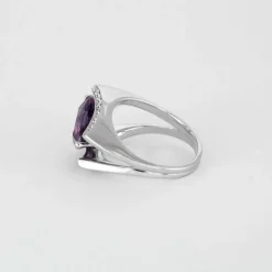 Bague en or blanc, améthyste et diamants