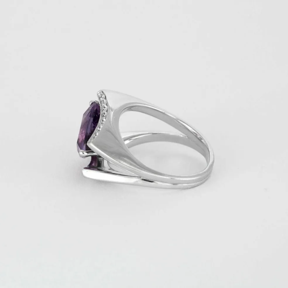 Bague en or blanc, améthyste et diamants
