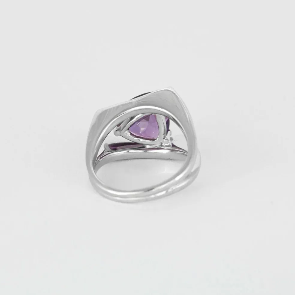 Bague en or blanc, améthyste et diamants