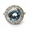 Bague en or blanc avec aigue-marine centrale et diamants