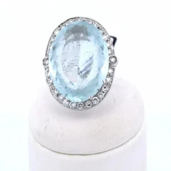 Bague en or blanc avec aigue-marine et diamants