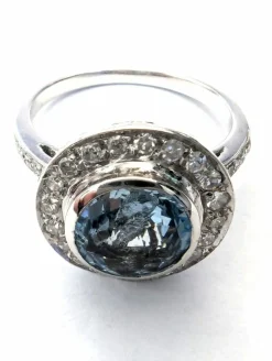 Bague en or blanc avec aigue-marine centrale et diamants