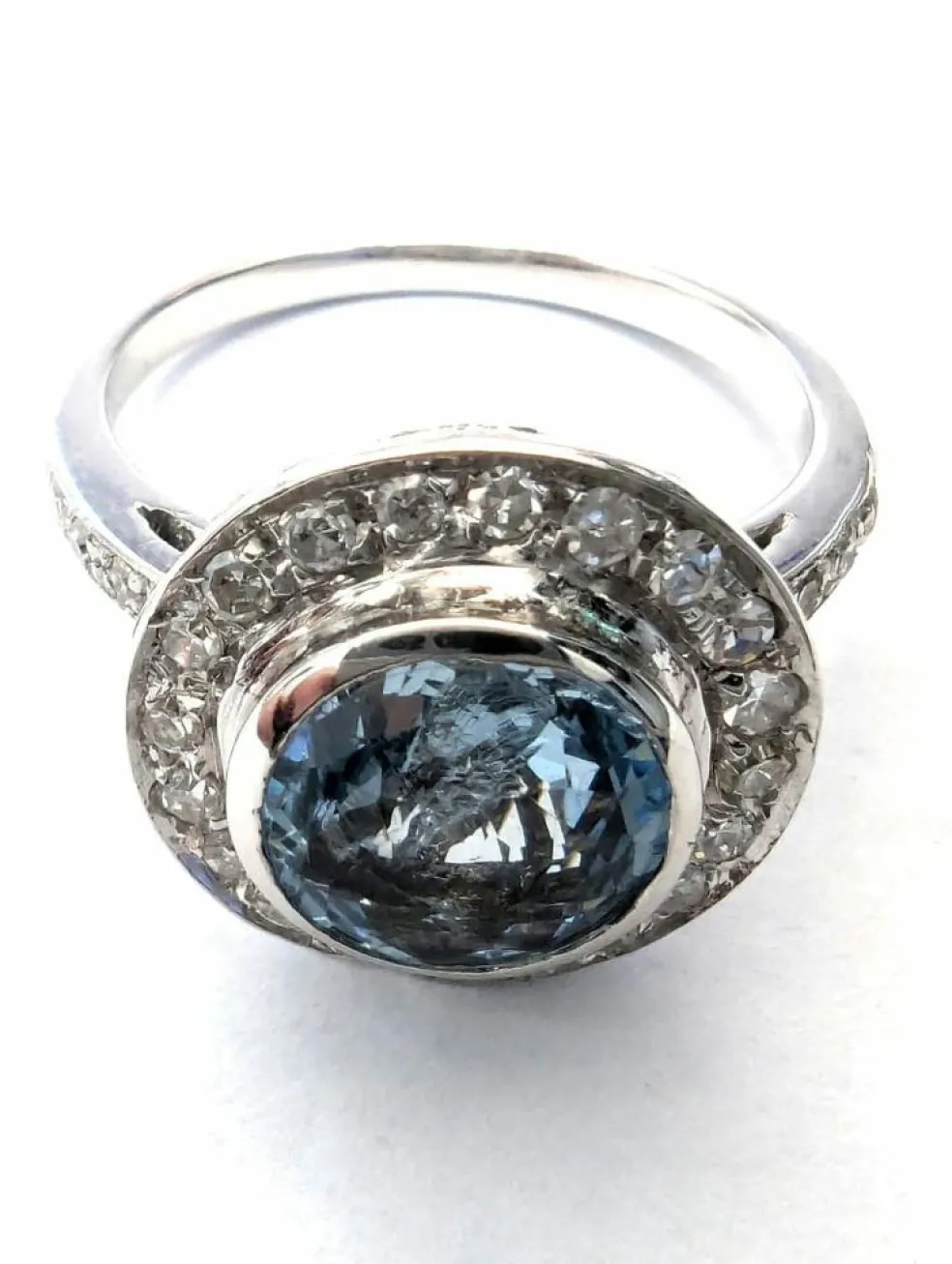 Bague en or blanc avec aigue-marine centrale et diamants