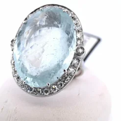 Bague en or blanc avec aigue-marine et diamants