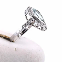Bague en or blanc avec aigue-marine et diamant