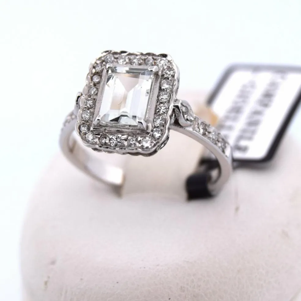 Bague en or blanc avec aigue-marine et diamant