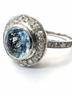 Bague en or blanc avec aigue-marine centrale et diamants